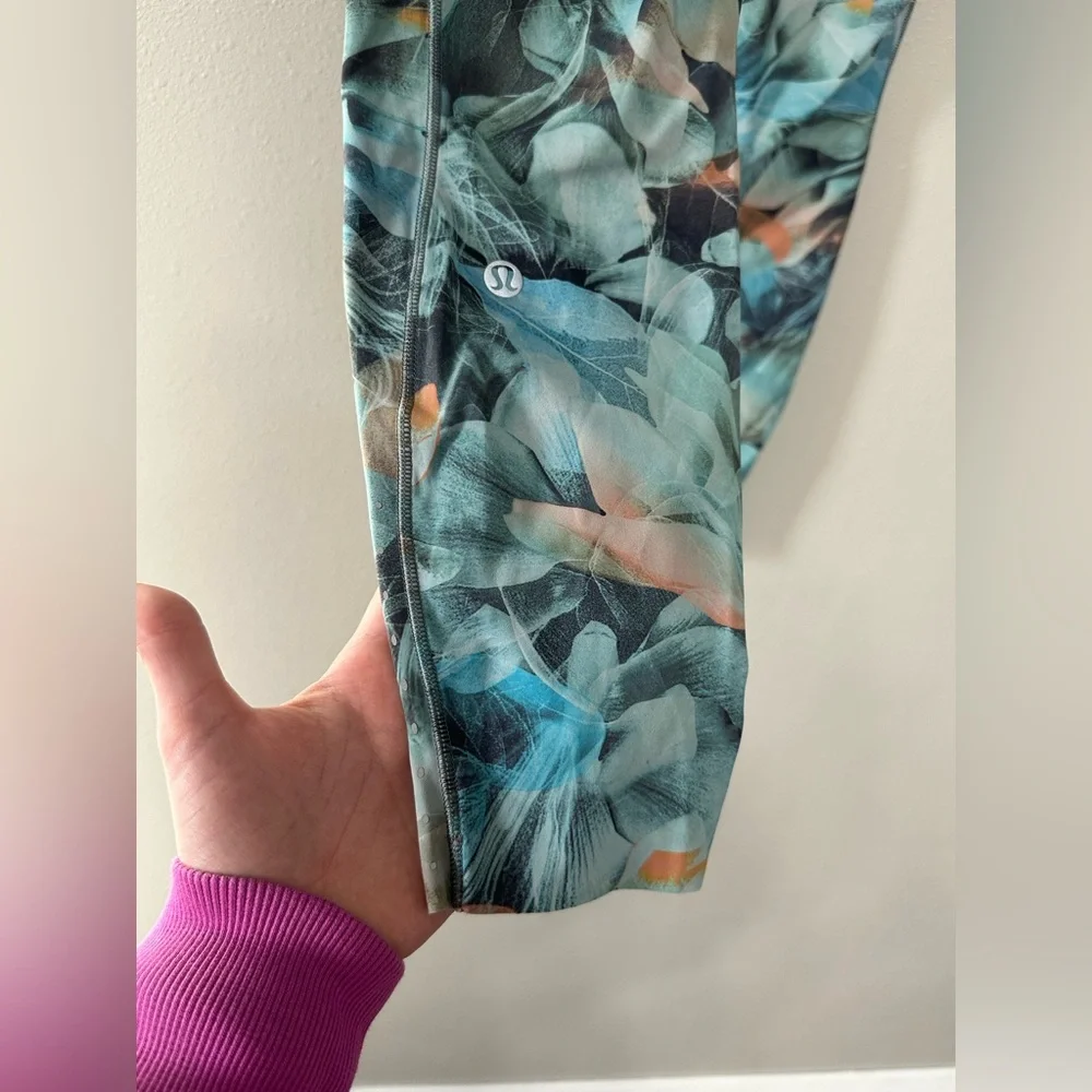 Lululemon Fast and Free High-Rise Tight 25"
7 Pocket Luminescent Floral Multi - Picture 7 of 9